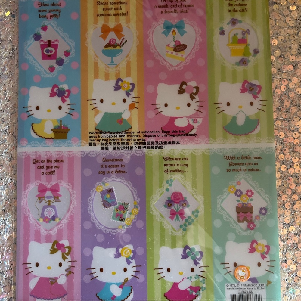 Hello Kitty Folder - Picture 2 of 2